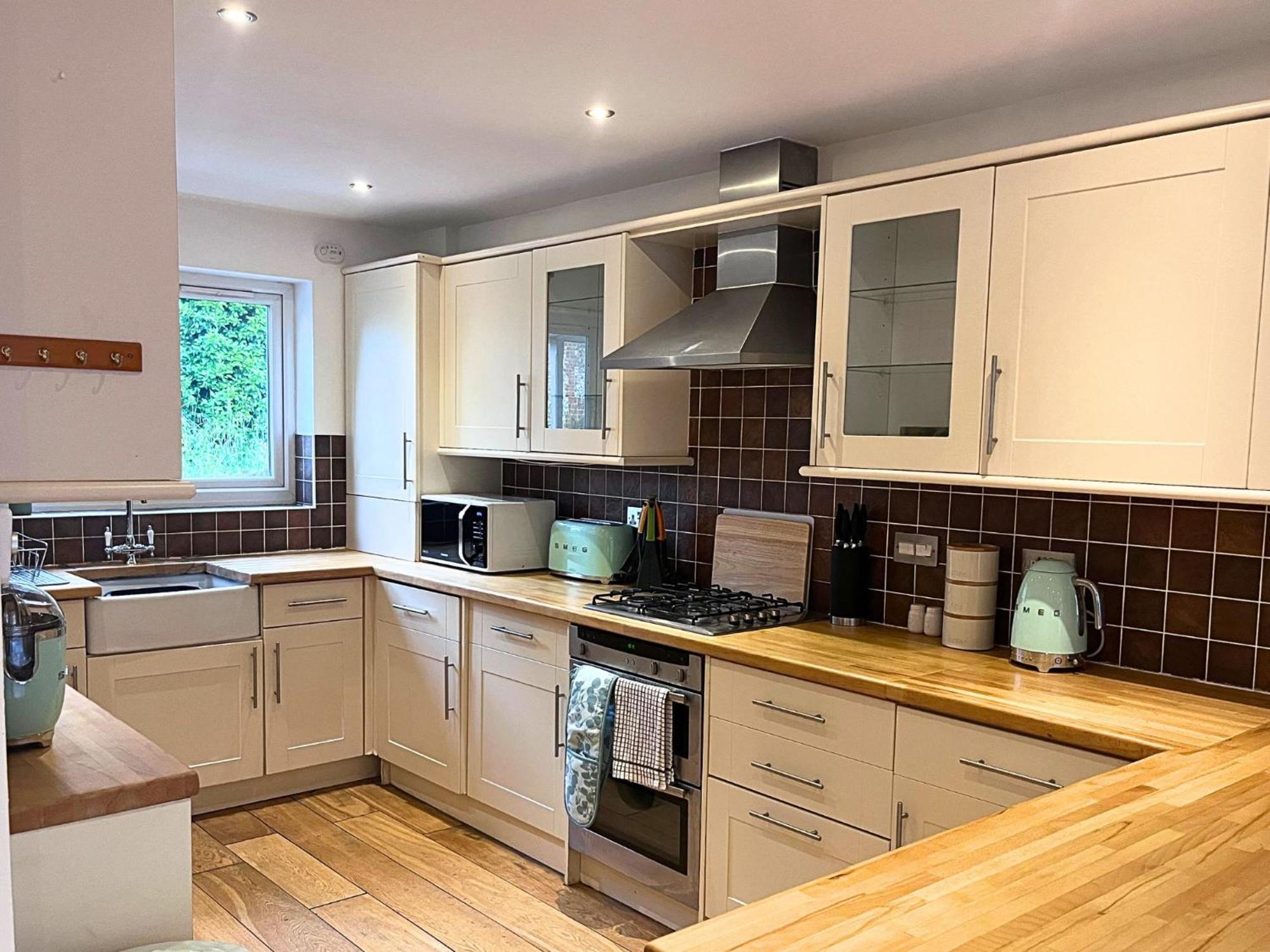 Jekyll'S On Hyde - Spacious Town House - Central Winchester - Free Parking, Sleeps 5 - By Xplus Stays מראה חיצוני תמונה